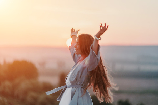 포토 JPG 해외이미지 모델 라이프스타일 드레스 여자 행복 실루엣 여행 웨딩드레스 결혼 자연 하늘 결혼식 휴가 산 사랑 한명 서기 사람 야외 물 햇빛 태양 뷰티 유행 일출 일몰 낭만 자유 신혼여행 흰색 고급 주말 스타일 해외202310 해외포토 자연요소 1 옷 감정 컬러 컨셉 모션 촬영기법 이벤트 생활 노을 생태계 파일형식