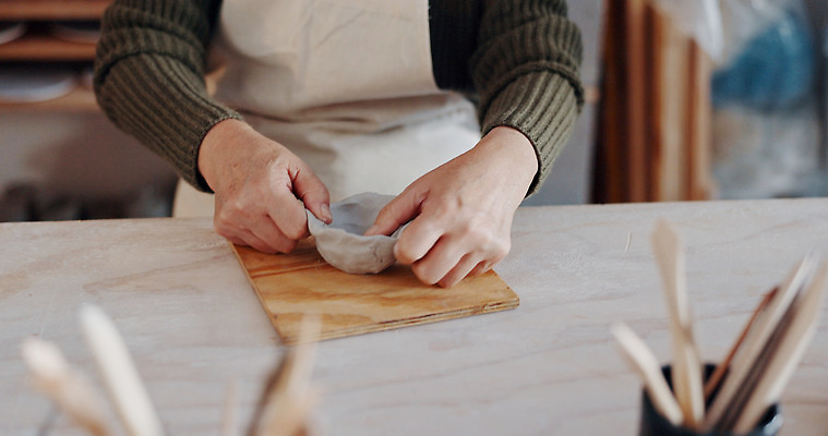 포토 JPG 해외이미지 여자 행복 한명 성인 앞치마 도자기 작업실 받침대 책상 점토 도예가 성인여자한명만 해외202310 해외포토 직업 1 감정 가구 사람 여자한명만 성인여자만 파일형식