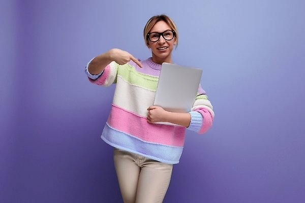 포토 JPG 해외이미지 학생 라이프스타일 여자 행복 백그라운드 인터넷 비즈니스 통신 성공 한명 사람 성인 노트북 컴퓨터 금발 보라색 공책 축하 잡기 비즈니스우먼 흥분 라벤더 라일락 고립 카피스페이스 해외202310 해외포토 1 헤어스타일 꽃 감정 컬러 컨셉 모션 문구용품 생활 전자제품 공백 직장인 허브 파일형식