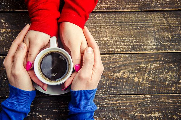 포토 JPG 해외이미지 손 커플 커피 백그라운드 잔 함께함 사랑 신체부위 잡기 컵받침 나무배경 해외202310 해외포토 식기 감정 음료 컨셉 관계 모션 사람 받침대 파일형식