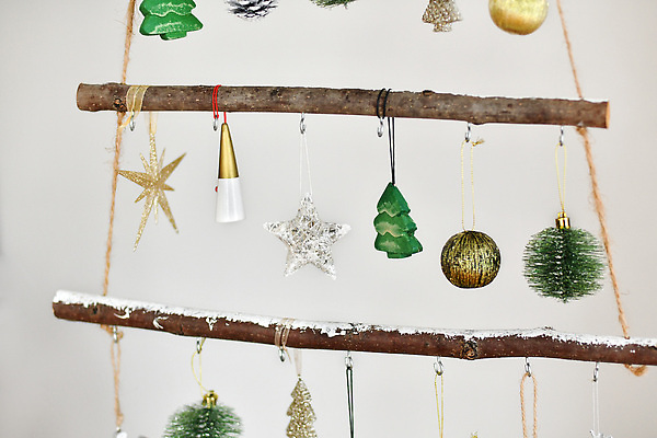 포토 JPG 해외이미지 크리스마스장식 크리스마스 겨울 사람없음 장식 나뭇가지 분위기 핸드메이드 오너먼트 해외포토 나무 계절 기념일 컨셉 파일형식