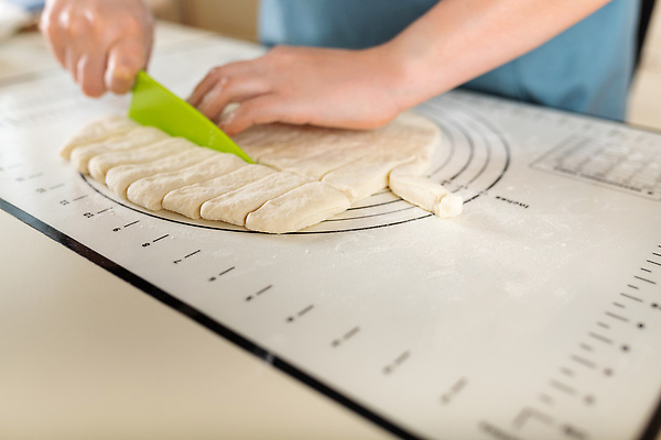 포토 JPG 해외이미지 손 조각 도마 신체부위 계산 칼 준비 반죽 밀가루 계량 해외202310 해외포토 주방용품 사람 가루 파일형식