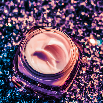포토 JPG 해외이미지 근접촬영 사람없음 반짝임 고급 피부관리 스킨케어 기초화장품 보라색배경 수분크림 해외202310 해외포토 뷰포인트 백그라운드 컨셉 모션 뷰티 보라색 화장품 파일형식
