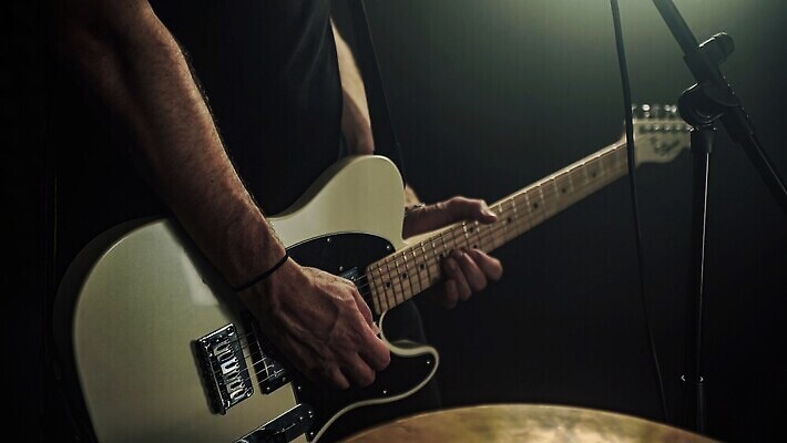 포토 JPG 해외이미지 라이프스타일 손 무기 줄 음악 노래 손가락 모션 놀이 관리 한명 사람 유행 소리 공연 연주자 음악가 가수 수확 기구 기타 악단 클래식 연습 묘사 예술가 기타리스트 뮤지컬 진짜 팝 플레이어 스타일 해외202310 해외포토 직업 1 컨셉 농업 현악기 문화예술 이벤트 생활 신체부위 파일형식