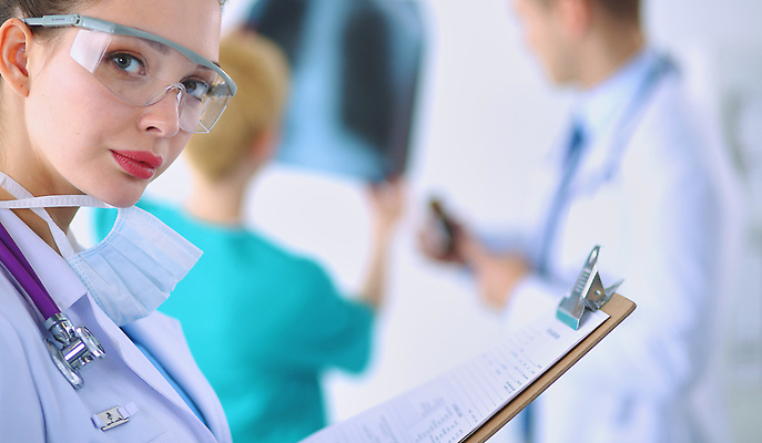 포토 JPG 해외이미지 백인 직업 1 라이프스타일 여자 행복 과학 백그라운드 2 청진기 노동자 실내 건강 실험 사람 성인 세명 약 카메라 듣기 간호사 의사 코트 흰색 허리 폴더 슛 고립 해외202310 해외포토 서양인 감정 컬러 의학 의료기기 모션 내부 생활 신체부위 전자제품 외투 의료진 파일 파일형식