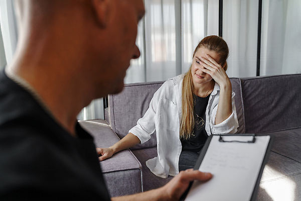 포토 JPG 해외이미지 직업 남자 스트레스 건강 대화 사람 두명 치료 고통 환자 토론 서비스 컨설턴트 상담 문제 긴장 테라피 돌봄 소셜 우울증 정신과의사 지원 헬프 해외202310 해외포토 감정 의학 모션 말하기 뷰티 의사 도움 전문직 질병 파일형식