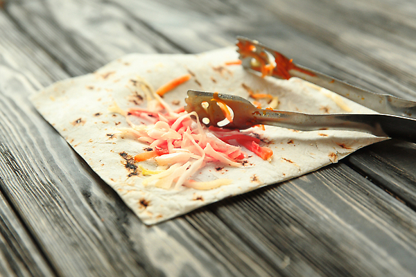 포토 JPG 해외이미지 집게 사람없음 당근 양배추 케밥 양배추샐러드 피타 나무배경 해외202310 해외포토 음식 빵 백그라운드 채소 뿌리채소 샐러드 파일형식