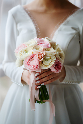 포토 JPG 해외이미지 여자 리본 신부 부케 웨딩드레스 결혼식 한명 들기 상반신 성인 앞모습 성인여자한명만 해외202310 해외포토 1 드레스 뷰포인트 꽃다발 결혼 모션 사람 여자한명만 성인여자만 파일형식