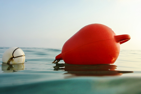 포토 JPG 해외이미지 계절 호수 파도 바다 여행 백그라운드 자연 유리 표시 하늘 표면 항해 파노라마 노르웨이 경고 안전 사람없음 야외 빨간색 물 파란색 빛 강 태양 뷰티 반사 우주 침묵 흐름 신용카드 닫기 위험 심볼 오브젝트 사인 신호 네비게이션 부표 옛날 헬프 해외202310 해외포토 자연요소 유럽 컬러 컨셉 배_교통 모션 재질 촬영기법 금융 소리 도움 생태계 파일형식