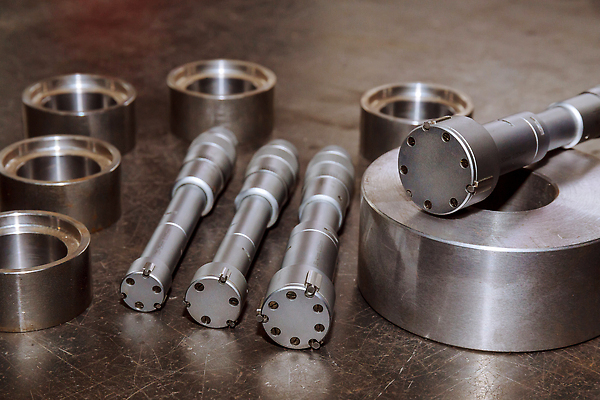 포토 JPG 해외이미지 손 산업 노동자 실내 사람없음 내부 금속 장비 기구 공구 반지 원형 구멍 엔지니어 측정 오브젝트 치수 감독관 정비공 공학 계량기 설정 유지 총알 제어 체크리스트 캘리퍼스 표준 정확 해외202310 해외포토 도형 직업 교육 무기 컨셉 장신구 재질 신체부위 도구 기술자 파일형식