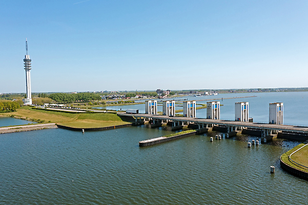 포토 JPG 해외이미지 공공시설 유럽 도로 호수 바다 여행 건축양식 자연 건설업 안테나 파노라마 풍경 사람없음 건물 물 항구 고속도로 역 보호 댐 땅 네덜란드 잠금 수로 공학 항공촬영 드론 조감도 해외202310 해외포토 자연요소 건축물 교육 건축 나라 산업 길 뷰포인트 컨셉 통신 교통시설 촬영기법 시설 생태계 보안 파일형식