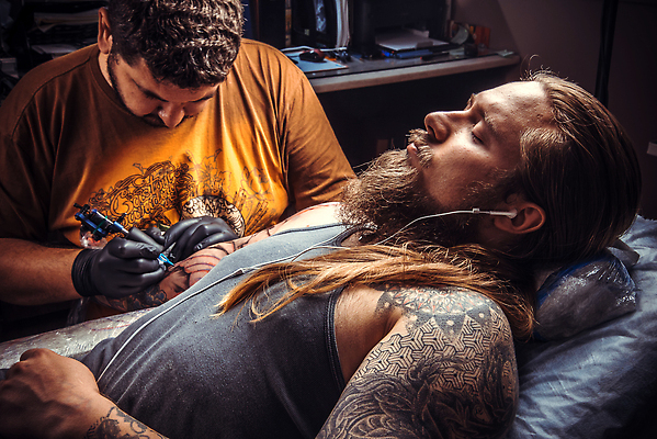 포토 JPG 해외이미지 두명 문신 주인 해외202310 해외포토 사람 파일형식