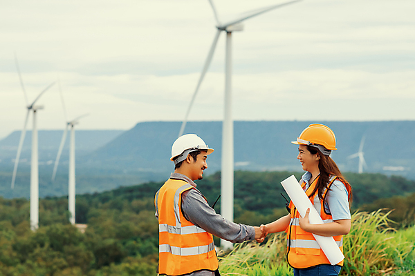 포토 JPG 해외이미지 여자 남자 들기 상반신 성인 야외 두명 옆모습 손잡기 엔지니어 숲 안전모 풍력발전소 무전기 안전조끼 성인만 해외202310 해외포토 뷰포인트 모션 무선통신 사람 발전소 기술자 풍력에너지 헬멧 안전장비 파일형식