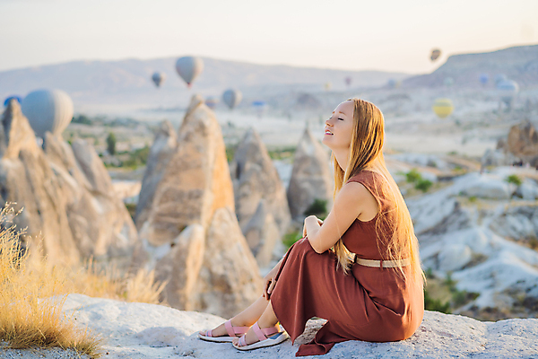 포토 JPG 해외이미지 전신 여자 여행 한명 풍경 성인 옆모습 로맨틱 열기구 돌산 성인여자한명만 튀르키예 해외202310 해외포토 1 아시아 뷰포인트 컨셉 항공교통 산 사람 여자한명만 성인여자만 파일형식