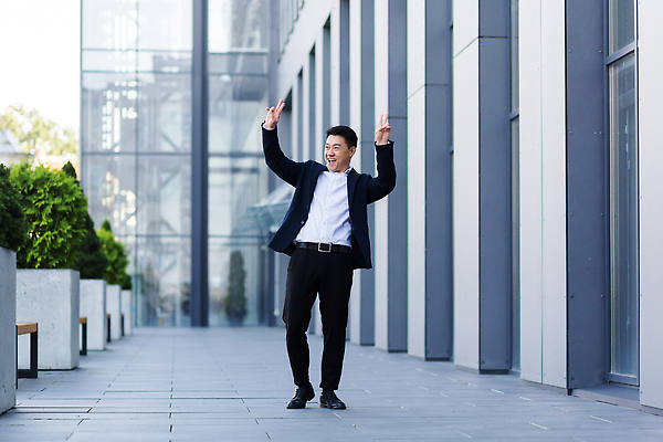 포토 JPG 해외이미지 전신 남자 한명 동양인 정장 성인 야외 비즈니스맨 즐거움 출장 브이 풀숲 성인남자한명만 해외202310 해외포토 1 옷 감정 비즈니스 사람 인종 손짓 직장인 숲 남자한명만 성인남자만 파일형식