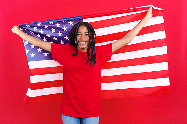 포토 JPG 해외이미지 응시 행복 물결 파도 북아메리카 청소년 실내 한명 들기 빨간색 미국 꿈 자유 축하 깃발 잡기 4 아프리카인 성조기 7월 기르기 독립 무료 전국 카피스페이스 해외202310 해외포토 외국인 1 시선 감정 바다 컬러 컨셉 모션 아메리카 사람 내부 숫자 공백 날짜 국기 돌봄 파일형식