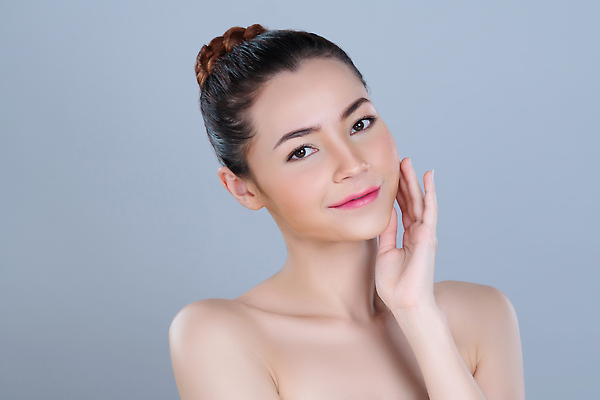 포토 JPG 해외이미지 응시 여자 한명 상반신 성인 뷰티 깨끗함 성인여자한명만 해외202310 해외포토 1 시선 컨셉 사람 여자한명만 성인여자만 파일형식