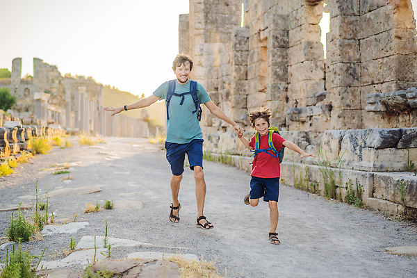 포토 JPG 해외이미지 손 문화 아들 여행 배낭 가족 하늘 소년 야외 두명 파란색 여행객 경기장 골동품 기둥 도시 역사 아빠 재산 클래식 지중해 발굴 그리스 분수 폐허 아치 박물관 타운 칠면조 그리스인 고고학 로마인 옛날 원형극장 제국 해외202310 해외포토 서양인 교육 남자 건축 유럽 어린이 바다 컬러 컨셉 가방 스포츠시설 관계 조류 사람 인종 신체부위 금융 극장 파일형식