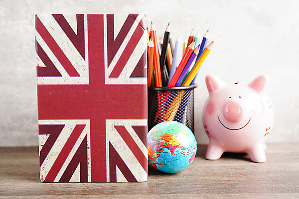 포토 JPG 해외이미지 무료이미지 영어 교육 사람없음 책 스터디 연필 지구본 돼지저금통 유니언기 해외202310 해외포토 문자 학용품 학습 필기구 저금통 국기 파일형식 무료콘텐츠