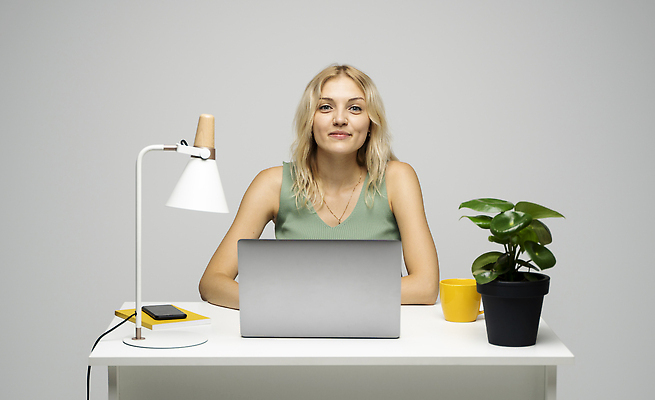 포토 JPG 해외이미지 백인 직업 학생 라이프스타일 응시 여자 교육 행복 인터넷 비즈니스 사업가 통신 성공 주택 실내 한명 미소 사람 앉기 금융 노트북 컴퓨터 사무실 독서 뷰티 디지털 공책 업무 작업 비즈니스우먼 디자이너 무선전화기 스마트 책상 온라인 프리랜서 해외202310 해외포토 서양인 1 시선 감정 가구 컨셉 모션 문구용품 표정 내부 건물 생활 경제 전자제품 직장인 전화기 파일형식