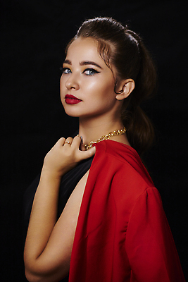 포토 JPG 해외이미지 모델 라이프스타일 옷 여자 행복 백그라운드 한명 사람 동양인 성인 뷰티 유행 우주 흰색 자신감 우아함 시원함 우크라이나 스타일 해외202310 해외포토 1 감정 유럽 컬러 컨셉 인종 생활 파일형식