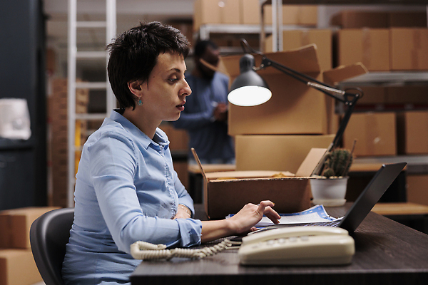 포토 JPG 해외이미지 백인 여자 남자 흑인 의자 노동자 실내 앉기 상반신 성인 두명 옆모습 노트북 상자 타이핑 작업 물류창고 성인만 해외202310 해외포토 서양인 직업 뷰포인트 가구 모션 사람 내부 전자제품 창고 파일형식