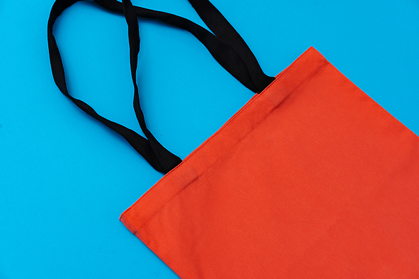 포토 JPG 해외이미지 사람없음 빨간색 파란배경 에코백 카피스페이스 해외202310 해외포토 컬러 백그라운드 가방 파란색 공백 에코 파일형식