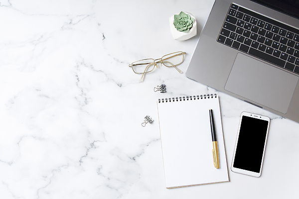 포토 JPG 해외이미지 디자인 종이 안경 백그라운드 비즈니스 탁자 모바일 주택 직장 사람없음 컵 노트북 스마트폰 핸드폰 컴퓨터 사무실 연필 펜 우주 쪽지 공책 공백 터치 머그컵 흰색 키보드 업무 작업실 플랫 정상 스마트 책상 레이아웃 클립 위치 페이지 항공촬영 목업 카피스페이스 비어있는 해외202310 해외포토 식기 잡화 뷰포인트 컬러 가구 컨셉 회사 문구용품 학용품 건물 전자제품 스마트기기 필기구 작업 파일형식