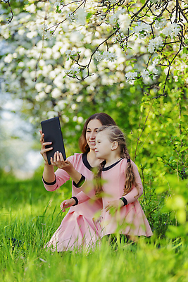 포토 JPG 해외이미지 전신 나무 꽃 행복 어린이 모녀 들기 잔디 성인 야외 두명 태블릿 풀잎 셀프카메라 여자만 시밀러룩 해외202310 해외포토 식물 딸 감정 잎 가족 모션 엄마 사람 전자제품 스마트기기 사진촬영 풀_식물 커플룩 파일형식