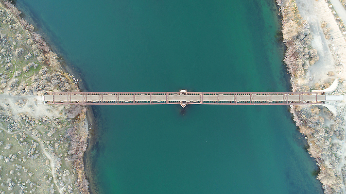 포토 JPG 해외이미지 도로 길 호수 여행 건축양식 교통시설 자국 안테나 풍경 사람없음 물 파란색 강 걷기 정상 머리위 항공촬영 드론 해외202310 해외포토 자연요소 건축 뷰포인트 컬러 교통 통신 모션 시설 파일형식