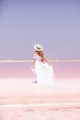 포토 JPG 해외이미지 전신 원피스 여자 바다 한명 성인 옆모습 화려 소금 성인여자한명만 핑크리본 해외202310 해외포토 1 옷 리본 뷰포인트 컨셉 사람 여자한명만 성인여자만 파일형식