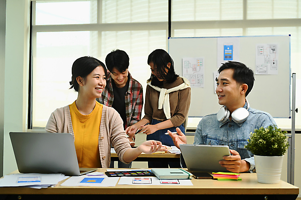 포토 JPG 해외이미지 여자 남자 화초 비즈니스 창문 회의 함께함 앉기 여러명 상반신 성인 옆모습 노트북 태블릿 헤드셋 공책 커튼 비즈니스맨 비즈니스우먼 그룹 책상 직원 화이트보드 성인만 해외202310 해외포토 식물 뷰포인트 음향기기 가구 다수 컨셉 모션 문구용품 사람 전자제품 스마트기기 헤드폰 직장인 파일형식