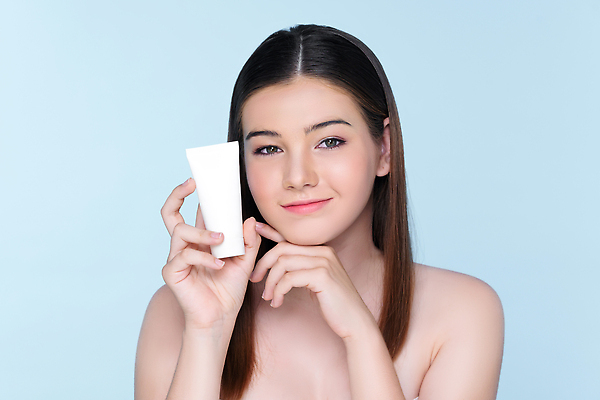 포토 JPG 해외이미지 모델 여자 백그라운드 한명 들기 상반신 성인 앞모습 턱괴기 화장품 우아함 피부 크림 성인여자한명만 해외202310 해외포토 1 뷰포인트 컨셉 모션 사람 신체부위 뷰티 여자한명만 성인여자만 파일형식