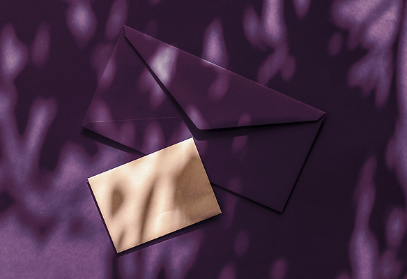 포토 JPG 해외이미지 종이 편지봉투 그림자 사람없음 햇빛 보라색 그늘 감성 카피스페이스 해외202310 해외포토 컬러 컨셉 봉투 태양 공백 편지 파일형식