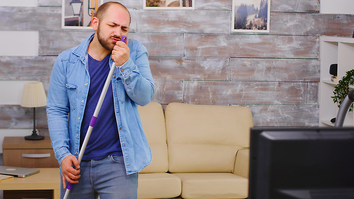 포토 JPG 해외이미지 백인 남자 행복 액자 노래 한명 상반신 성인 앞모습 소파 텔레비전 기쁨 춤 청소 대걸레 성인남자한명만 해외202310 해외포토 서양인 1 감정 음악 뷰포인트 의자 문화예술 사람 전자제품 청소도구 남자한명만 성인남자만 파일형식