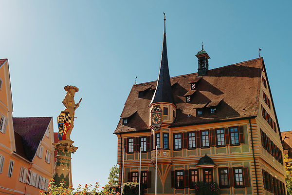 포토 JPG 해외이미지 전통 외관 유럽 문화 여행 건축양식 하늘 거리 주택 독일 풍경 사람없음 야외 건물 가로 여름 파란색 도시풍경 컬러풀 햇빛 여행객 정원 도시 센터 중세 역사 타운 이웃 랜드마크 옛날 인기 전국 해외202310 해외포토 건축물 계절 건축 나라 컬러 사람 태양 파일형식