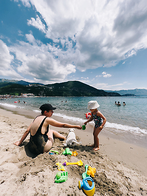 포토 JPG 해외이미지 백인 수영복 어린이 바다 2 가족 놀이 엄마 산 해변 두명 초록색 파란색 반려동물 컬러풀 장난감 개 주걱 거짓말 해외202310 해외포토 서양인 동물 옷 컬러 포유류 관계 주방용품 사람 파일형식