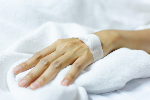 포토 JPG 해외이미지 손 컨셉 손가락 건강 병원 사람 성인 사람없음 치료 약 고통 환자 간호사 긴급 바늘 액체 수술 질병 감염 튜브 주사약 팔 암 외과 정맥 돌봄 복용 제어 지원 치유 투입 헬프 코로나바이러스 유체 해외202310 해외포토 감정 의학 모션 신체부위 의료진 도구 도움 바이러스 혈관 파일형식