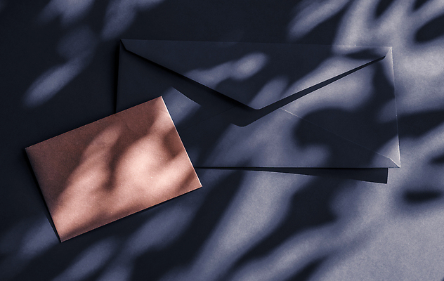 포토 JPG 해외이미지 종이 편지봉투 그림자 사람없음 햇빛 그늘 남색 감성 카피스페이스 해외202310 해외포토 컬러 컨셉 봉투 태양 공백 편지 파일형식