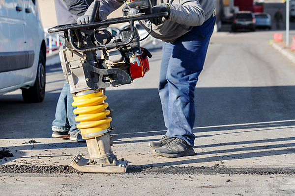 포토 JPG 해외이미지 직업 손 옷 산업 도로 부분 노동자 거리 그림자 사람 사람없음 노란색 맑음 힘 소리 장비 차도 공구 도시 업무 수리 휘발유 위험 휴대용 아스팔트 진동 날카로움 먼지 갸우뚱 복원 압력 철강 화창 해외202310 해외포토 길 컬러 컨셉 교통시설 모션 날씨 신체부위 도구 작업 석유 오브젝트 파일형식