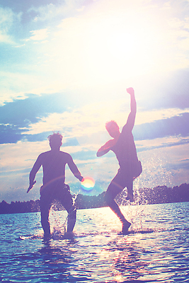 포토 JPG 해외이미지 남자 행복 실루엣 모래 바다 여행 가족 자연 하늘 휴가 휴식 함께함 미소 웃음 성인 야외 두명 물 여름 달리기 햇빛 태양 파티 맑음 점프 일몰 우정 기쁨 자유 그룹 주말 해외202310 해외포토 자연요소 계절 감정 컨셉 관계 모션 날씨 촬영기법 표정 사람 이벤트 친구 노을 생태계 파일형식