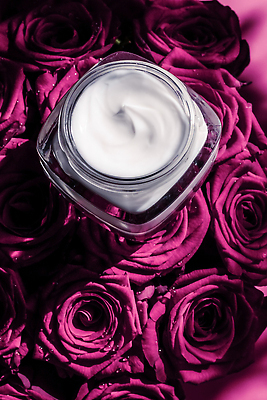 포토 JPG 해외이미지 사람없음 하이앵글 장미 고급 자주색 피부관리 스킨케어 기초화장품 수분크림 해외202310 해외포토 꽃 뷰포인트 컬러 컨셉 뷰티 화장품 파일형식