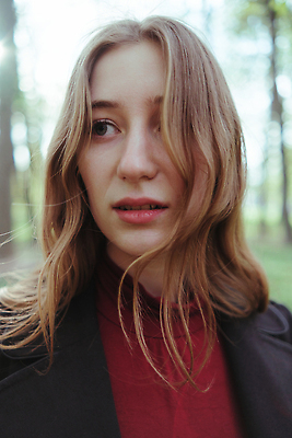 포토 JPG 해외이미지 나무 식물 라이프스타일 긴머리 드레스 공원 여자 백그라운드 자연 한명 야외 빨간색 초록색 금발 뷰티 맑음 봄 표현 신선 숲 냄새 우크라이나 펠트 스타일 해외202310 해외포토 1 헤어스타일 옷 계절 공공시설 유럽 컬러 날씨 사람 생활 생태계 파일형식 천_직물