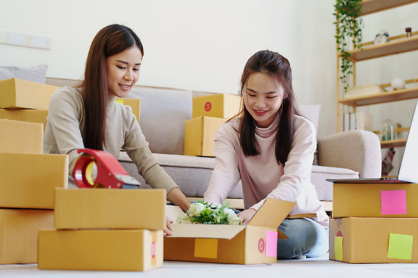 포토 JPG 해외이미지 라이프스타일 손 여자 백그라운드 컨셉 인터넷 비즈니스 포장 사업가 새로움 사람 앉기 동양인 성인 두명 금융 쇼핑 상자 펜 업무 비즈니스우먼 작음 인도인 상인 고객 문서 온라인쇼핑 질서 온라인 주소 주인 물류 짐싸기 전자상거래 마케팅 매각 소셜 프리랜서 중소기업 해외202310 해외포토 외국인 직업 회사 모션 인종 생활 신체부위 경제 필기구 예절 작업 직장인 크기 파일형식