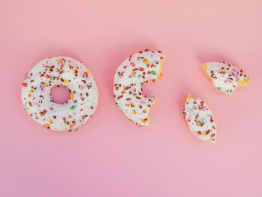 포토 JPG 해외이미지 1 음식 분홍색 컬러 백그라운드 컨셉 다이어트 디저트 사람없음 컬러풀 케이크 초콜릿 얼음 빵집 튀김 흰색 대접 신선 원형 구멍 도넛 달콤 맛 아침식사 폐기물 정상 설탕 굽기 먹기 뿌리기 반죽 토핑 칼로리 고립 반투명 어려움 파스텔톤 페스츄리 해로움 프로스팅 맛있는 해외202310 해외포토 자연요소 도형 빵 모션 건강 상점 식사 쓰레기 구이 제빵 파일형식