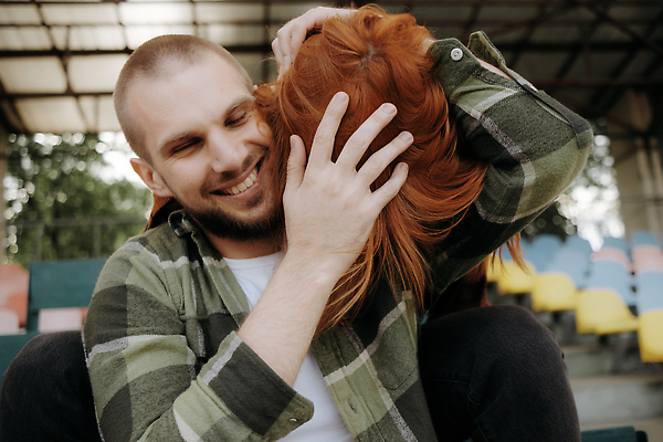 포토 JPG 해외이미지 백인 라이프스타일 커플 공원 여자 남자 행복 셔츠 데이트 관계 포옹 함께함 사랑 성인 두명 초록색 햇빛 태양 기쁨 날짜 열정 빨간머리 해외202310 해외포토 자연요소 서양인 헤어스타일 공공시설 감정 컬러 컨셉 상의 안기 사람 생활 파일형식