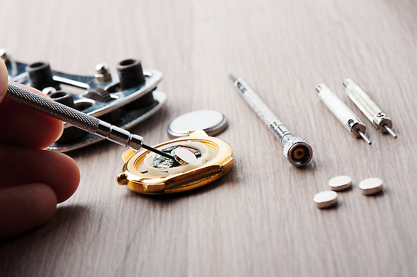 포토 JPG 해외이미지 실내 사람없음 도구 공구 수리 손목시계 교체 베터리 해외202310 해외포토 시계 장신구 내부 파일형식