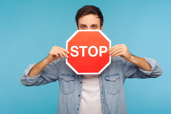 포토 JPG 해외이미지 남자 경고 한명 들기 상반신 성인 앞모습 파란색 표지판 정지 거절 입가림 성인남자한명만 해외202310 해외포토 1 뷰포인트 컬러 컨셉 모션 알림판 사람 가림 남자한명만 성인남자만 파일형식