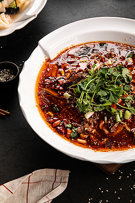 포토 JPG 해외이미지 접시 음식 부분 고추 파슬리 육류 요리 동양인 사람없음 빨간색 세로 식당 식사 중국 메뉴 매움 입가심 나무배경 해외202310 해외포토 식기 아시아 컬러 백그라운드 채소 식재료 인종 상점 맛 파일형식