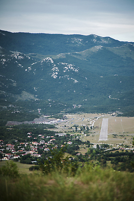 포토 JPG 해외이미지 공원 백그라운드 산 파노라마 사람없음 야외 마을 하이킹 시골 저녁 언덕 순환 활주로 크로아티아 해외202310 해외포토 공공시설 유럽 길 모션 레저 촬영기법 야간 파일형식